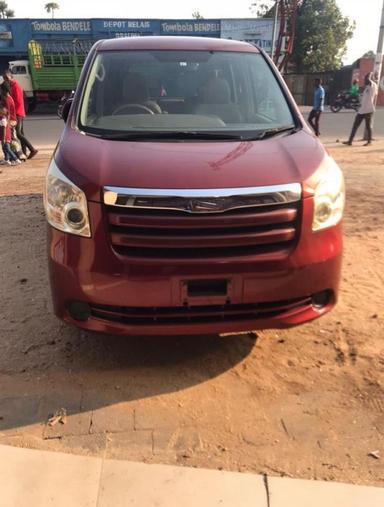 Toyota  Noah  - Miniature 3