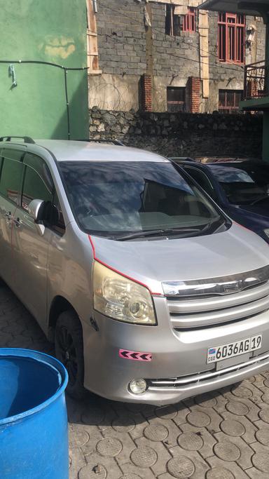 Toyota  Noah - Miniature 2