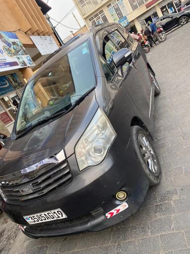 Toyota  Noah - Miniature 2