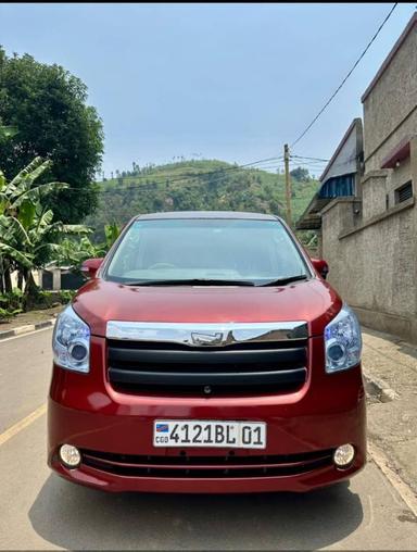 Toyota  Noah - Miniature 1