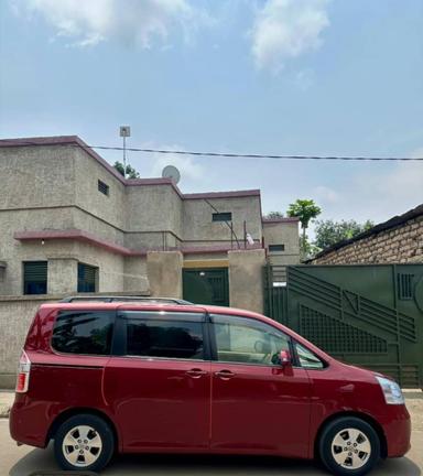 Toyota  Noah - Miniature 3