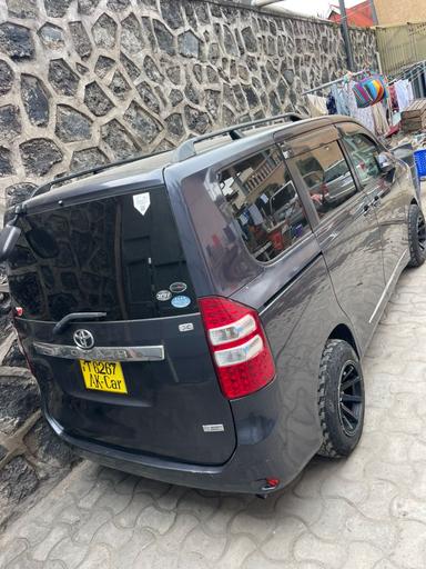 Toyota  Noah - Miniature 2