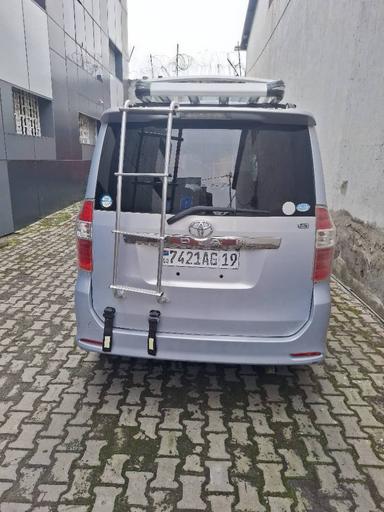 Toyota  Noah - Miniature 2