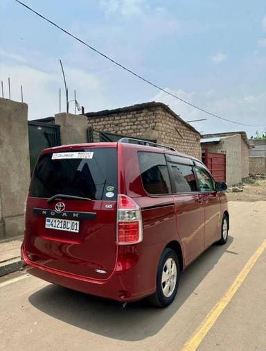 Toyota  Noah - Miniature 4