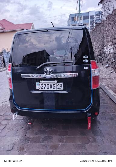 Toyota  Noah - Miniature 2
