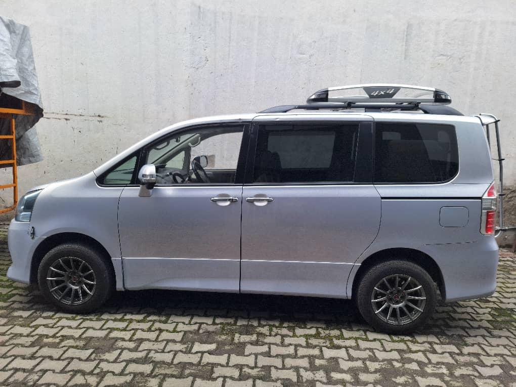 Photo principale de Toyota  Noah