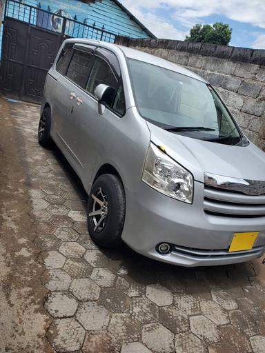 Toyota  Noah - Miniature 2