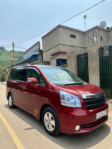 Toyota  Noah - Miniature 2