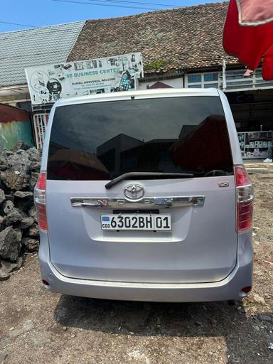 Toyota  Noah - Miniature 2