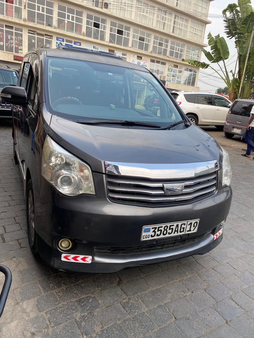 Photo principale de Toyota  Noah