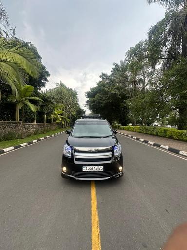 Toyota  Noah - Miniature 2