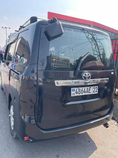 Toyota  Noah - Miniature 2