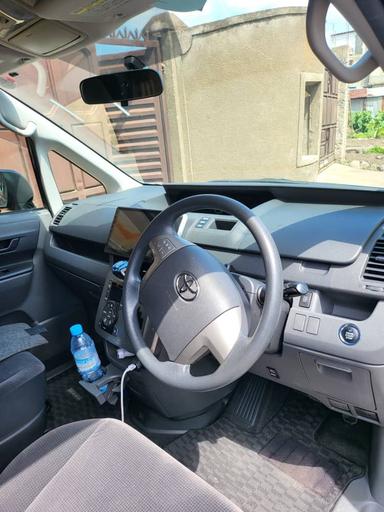 Toyota  Noah - Miniature 3