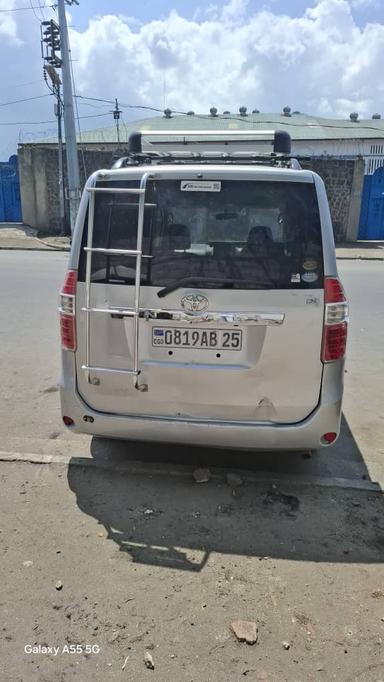 Toyota  Noah - Miniature 2