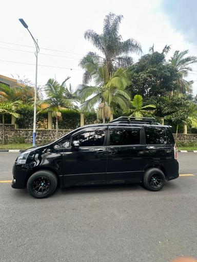Toyota  Noah - Miniature 4