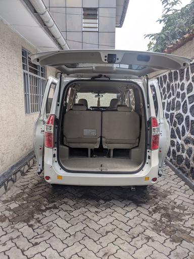 Toyota  Noah - Miniature 4