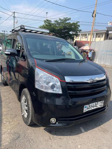 Toyota  Noah - Miniature 1