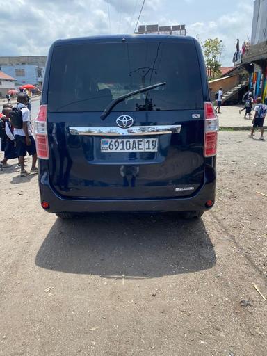 Toyota  Noah - Miniature 2