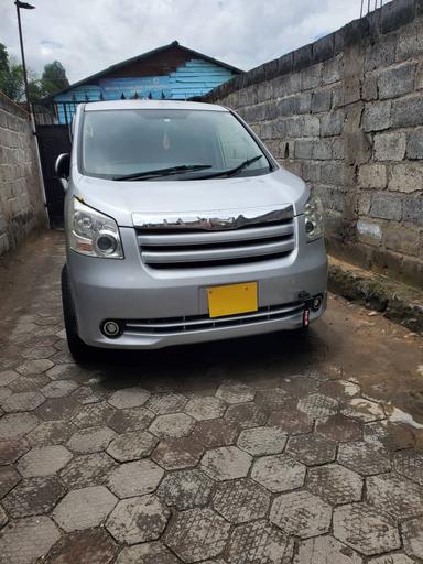 Toyota  Noah - Miniature 3
