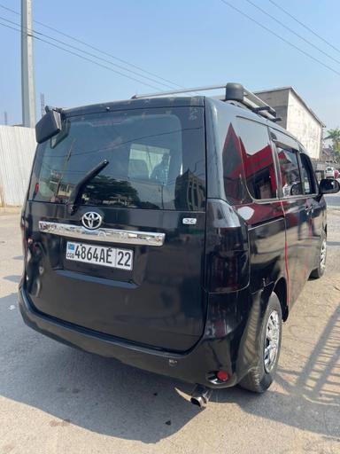 Toyota  Noah - Miniature 3