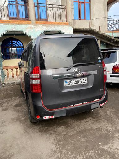 Toyota  Noah - Miniature 3
