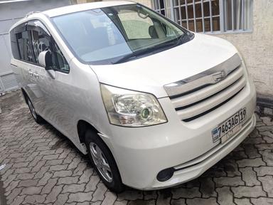 Toyota  Noah - Miniature 1