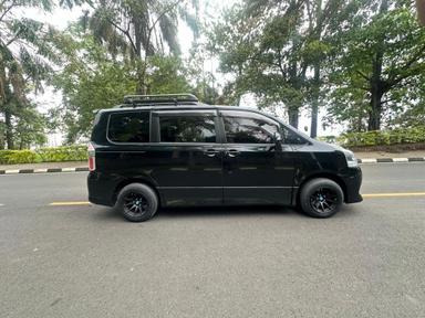Toyota  Noah - Miniature 3