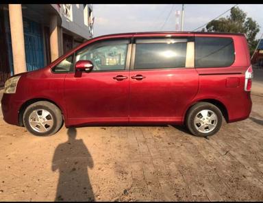 Toyota  Noah  - Miniature 2