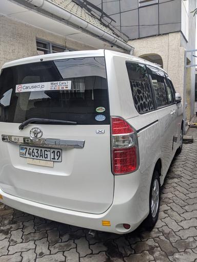 Toyota  Noah - Miniature 2