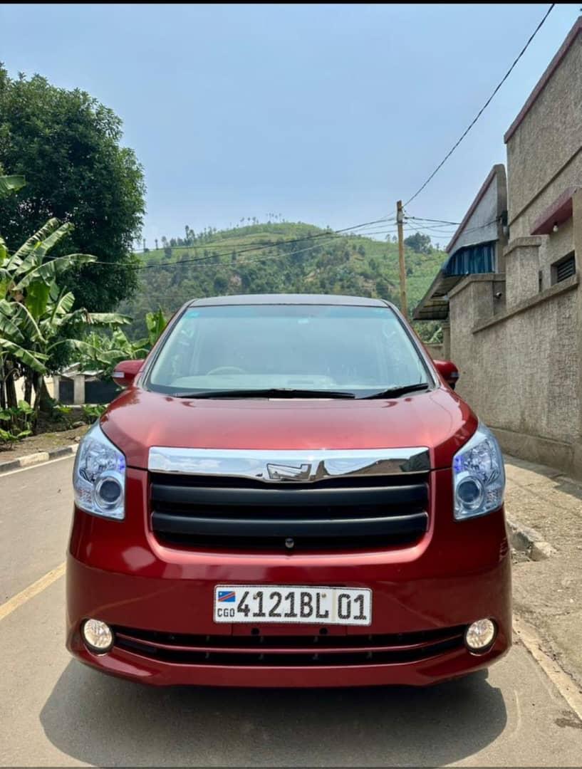 Toyota  Noah - Image principale